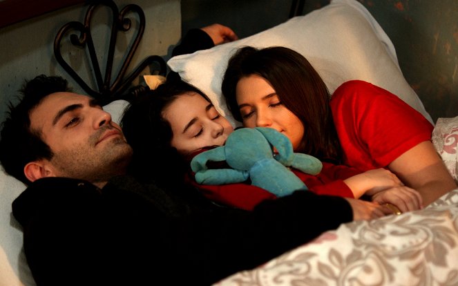 My Daughter - Episode 19 - Photos - Buğra Gülsoy, Beren Gökyıldız