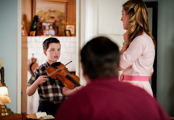 Young Sheldon - Albert Einstein and the Story of Another Mary - Photos - Iain Armitage, Zoe Perry