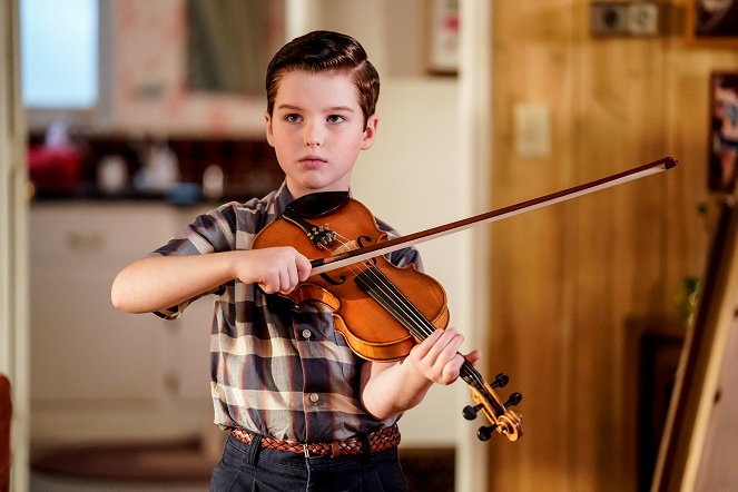 Young Sheldon - Einstein, die Geige und eine Gehaltserhöhung - Filmfotos - Iain Armitage