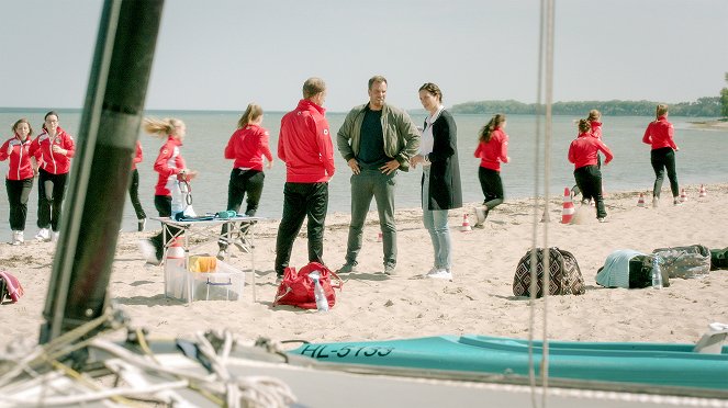 SOKO Wismar - Season 17 - Die Konkurrentinnen - Kuvat elokuvasta - Dominic Boeer, Nike Fuhrmann