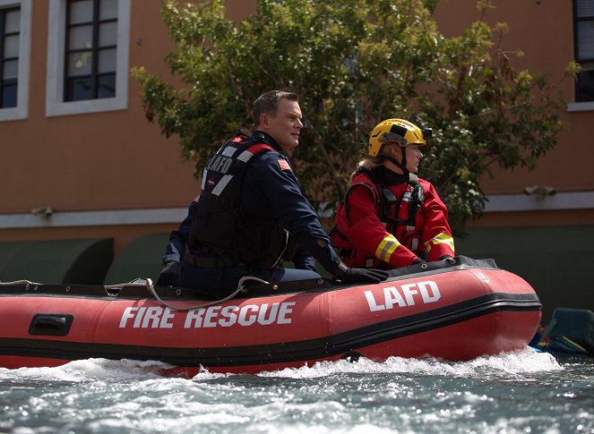 911 L.A. - Season 3 - Ússz, vagy elmerülsz! - Filmfotók - Peter Krause