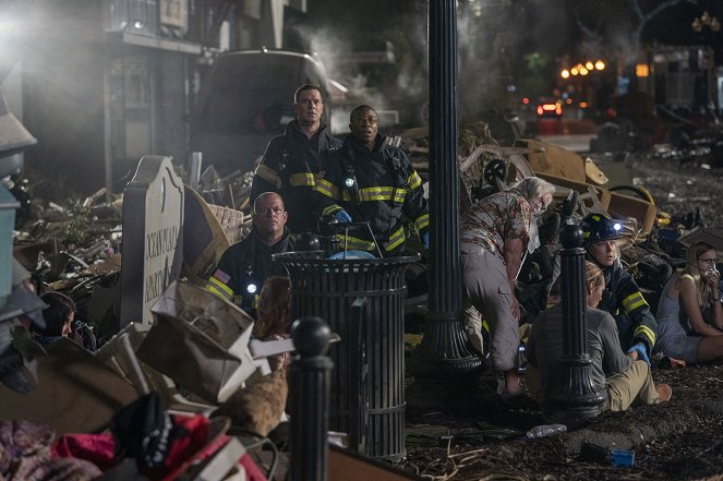 911 L.A. - Season 3 - Mentőcsapatok - Filmfotók - Peter Krause, Aisha Hinds