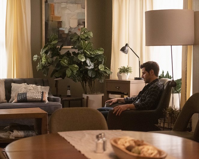 A Million Little Things - Season 2 - Coming Home - Photos - David Giuntoli