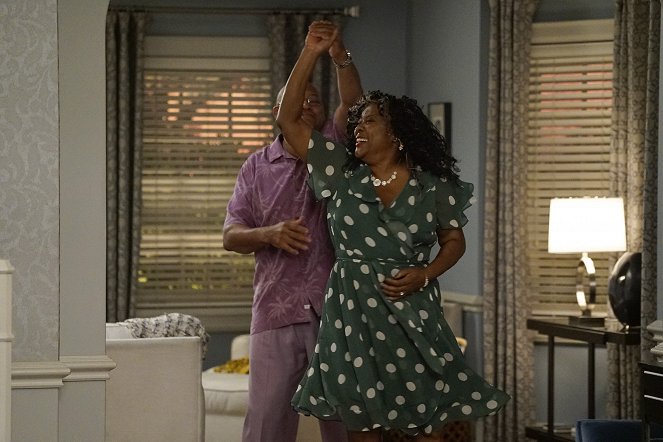 Black-ish - Season 6 - Pops the Question - Photos - Laurence Fishburne, Loretta Devine