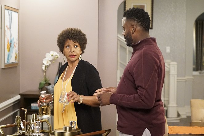Black-ish - Season 6 - Pops the Question - Do filme - Jenifer Lewis, Baron Vaughn