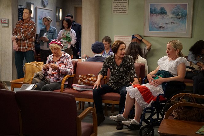 The Conners - Preemies, Weed, and Infidelity - Photos - John Goodman, Estelle Parsons, Laurie Metcalf, Alicia Goranson