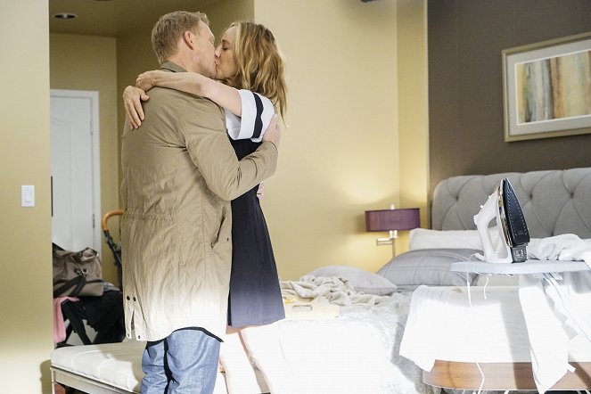 Grey's Anatomy - Season 16 - Nothing Left to Cling To - Photos - Kevin McKidd, Kim Raver