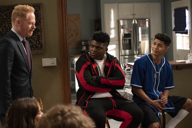 Modern Family - Season 11 - New Kids on the Block - Photos - Jesse Tyler Ferguson