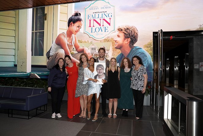 Falling Inn Love - Tapahtumista - Netflix "Falling Inn Love" Cast & Crew Screening