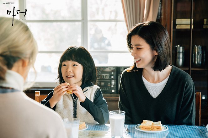 Mother - Lobby Cards - Yool Heo, Bo-young Lee