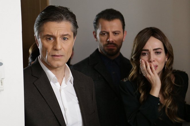 Cennet'in Gözyaşları - De la película - Hazım Körmükçü, Yusuf Akgün, Esra Ronabar
