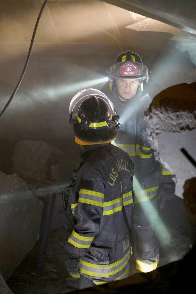 911 L.A. - Nem jön a segítség - Filmfotók - Peter Krause