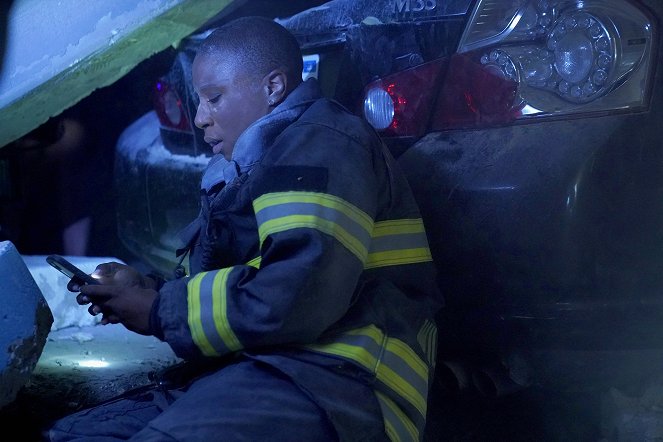 9-1-1 - Season 2 - Help is Not Coming - Photos - Aisha Hinds