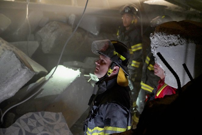 911 L.A. - Season 2 - Nem jön a segítség - Filmfotók - Peter Krause