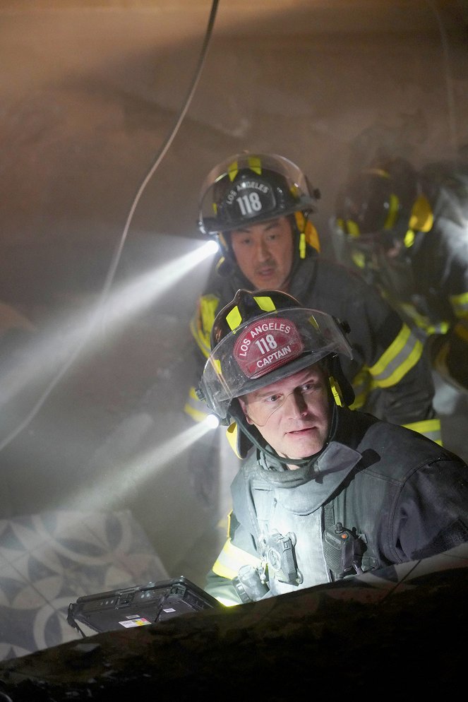 911 L.A. - Nem jön a segítség - Filmfotók - Peter Krause, Kenneth Choi