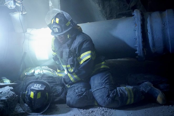 911 L.A. - Season 2 - Nem jön a segítség - Filmfotók - Aisha Hinds