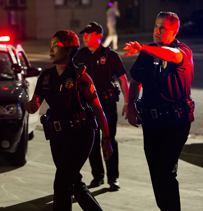 911 L.A. - Nem jön a segítség - Filmfotók - Angela Bassett