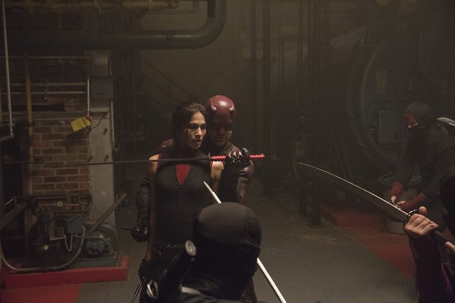 Daredevil - Season 2 - Tma na konci tunelu - Z filmu - Elodie Yung, Charlie Cox