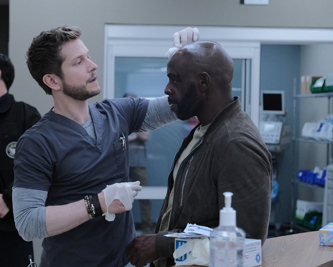 Doktoři - Svatí a hříšníci - Z filmu - Matt Czuchry, Alimi Ballard