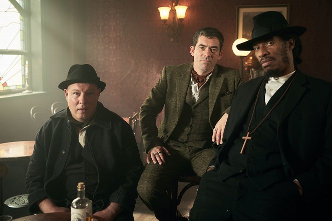 Peaky Blinders - Gangs of Birmingham - Season 5 - Mr. Jones - Werbefoto - Ian Peck, Packy Lee, Benjamin Zephaniah