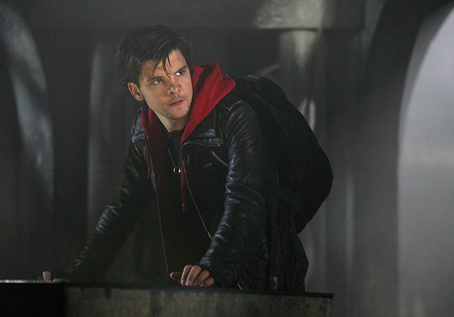 Primeval - Season 3 - The Chase Continues - Photos - Andrew Lee Potts