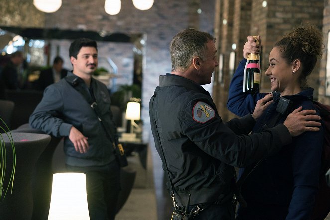 Chicago Fire - Alle für einen - Filmfotos - Jason Beghe, Dora Madison