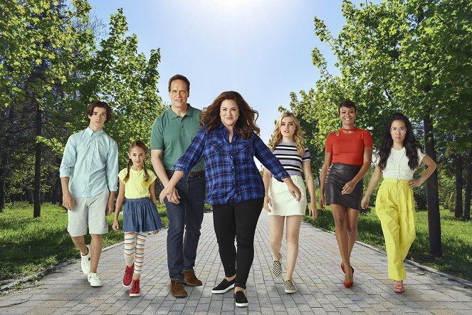 American Housewife - Season 4 - Werbefoto - Daniel DiMaggio, Julia Butters, Diedrich Bader, Katy Mixon, Meg Donnelly, Carly Hughes, Ali Wong