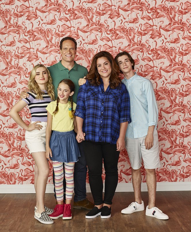 American Housewife - Season 4 - Werbefoto - Meg Donnelly, Julia Butters, Diedrich Bader, Katy Mixon, Daniel DiMaggio