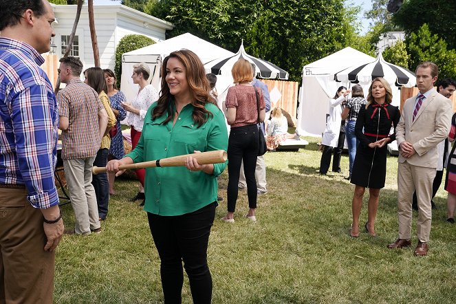 American Housewife - Bed, Bath & Beyond Our Means - Photos - Katy Mixon, Kelly Ripa, Jason Dolley
