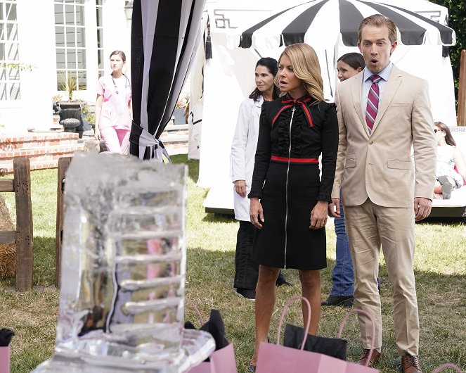 American Housewife - Season 4 - Bed, Bath & Beyond Our Means - Photos - Kelly Ripa, Jason Dolley