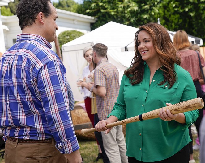 American Housewife - Bed, Bath & Beyond Our Means - Photos - Diedrich Bader, Katy Mixon