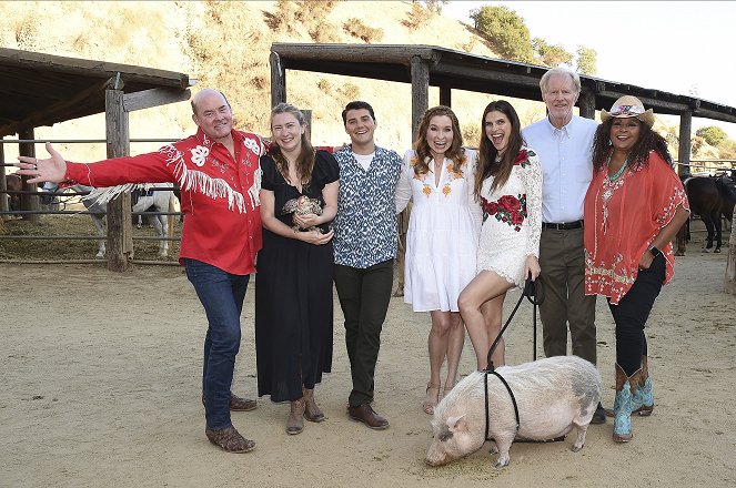 Bless This Mess - Season 2 - Events - 20th Century Fox Television TCA Studio Day for ABC’s “Bless This Mess” at Sunset Ranch Hollywood on July 28, 2019 in Hollywood, California - David Koechner, Elizabeth Meriwether, JT Neal, Lennon Parham, Lake Bell, Ed Begley Jr., Pam Grier