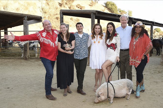 Farma na spadnutí - Série 2 - Z akcií - 20th Century Fox Television TCA Studio Day for ABC’s “Bless This Mess” at Sunset Ranch Hollywood on July 28, 2019 in Hollywood, California - David Koechner, Elizabeth Meriwether, JT Neal, Lennon Parham, Lake Bell, Ed Begley Jr., Pam Grier