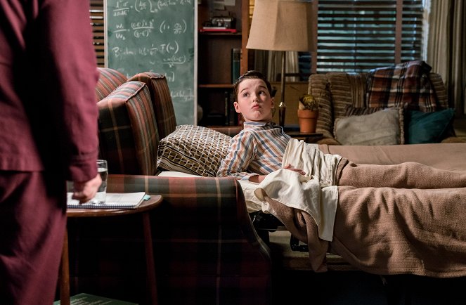 Mladý Sheldon - Season 2 - Stoprocentní skóre a opékání nad kahanem - Z filmu - Iain Armitage