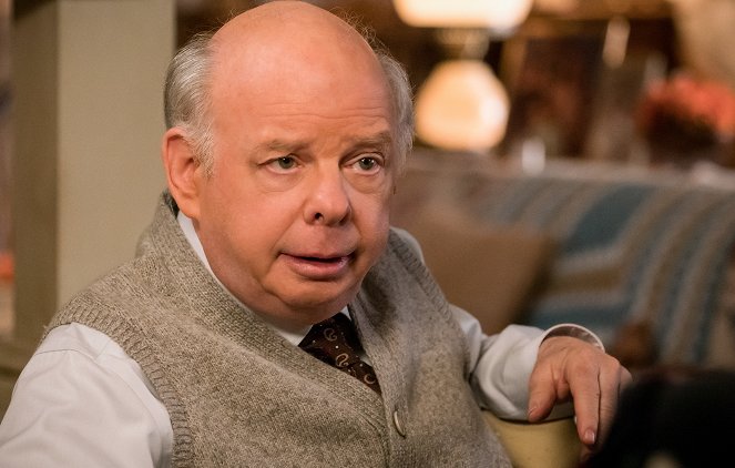 Young Sheldon - A Perfect Score and a Bunsen Burner Marshmallow - Photos - Wallace Shawn