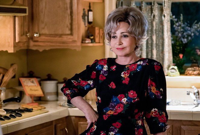 Young Sheldon - A Perfect Score and a Bunsen Burner Marshmallow - Van film - Annie Potts