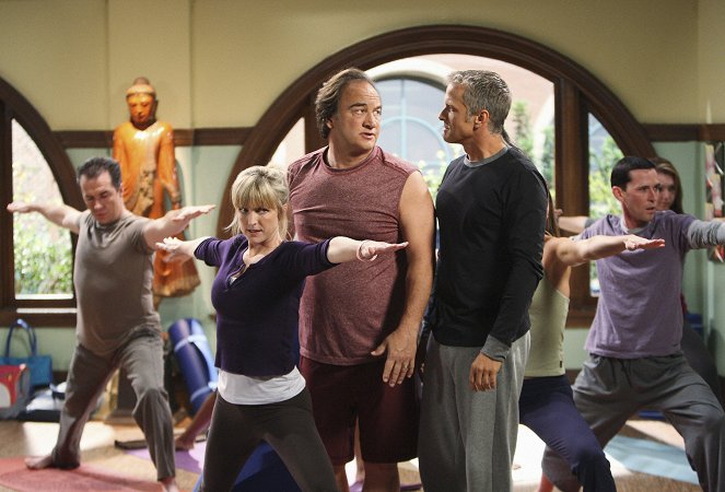 According to Jim - Season 8 - The Yoga Bear - Photos - Jim Belushi, Courtney Thorne-Smith, Patrick Fabian