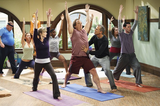 According to Jim - Season 8 - The Yoga Bear - Photos - Courtney Thorne-Smith, Jim Belushi, Patrick Fabian