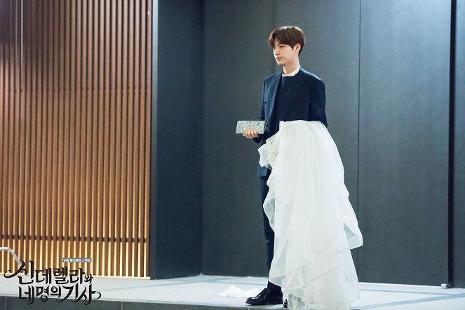 Cinderella and the Four Knights - Cartes de lobby - Jae-hyeon Ahn