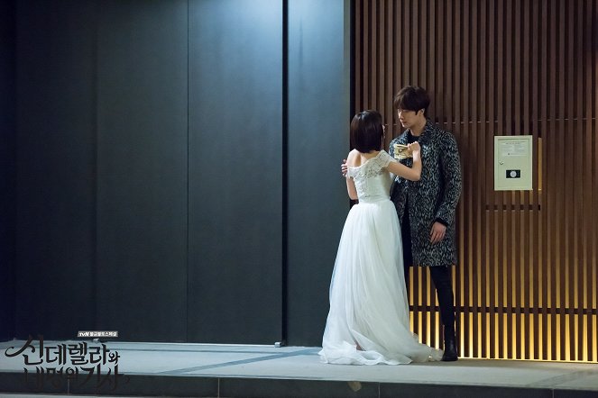 Cinderella and the Four Knights - Cartes de lobby - So-dam Park, Il-woo Jeong