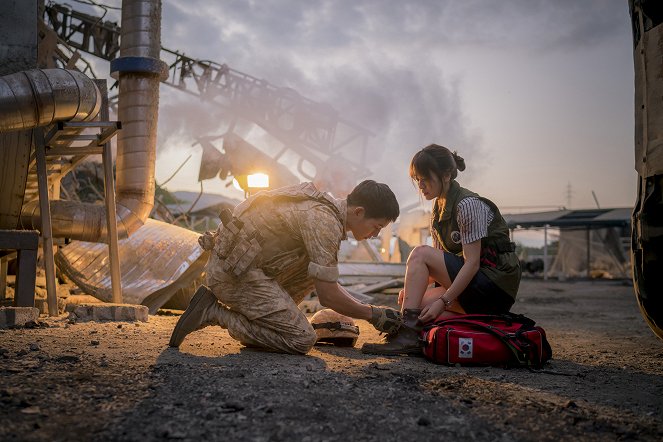 Taeyangeui hooye - Filmfotók - Joong-ki Song, Lorraine Song