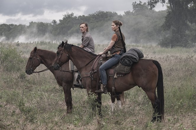 Fear the Walking Dead - Season 5 - End of the Line - Photos - Austin Amelio, Jenna Elfman