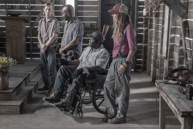 Fear the Walking Dead - End of the Line - Photos - Austin Amelio, Lennie James, Daryl Mitchell, Mo Collins