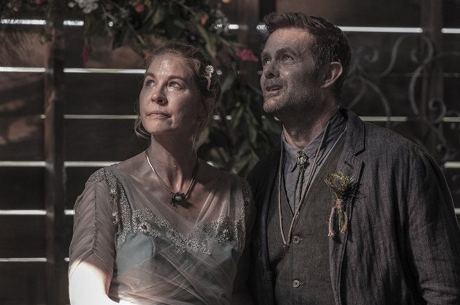 Fear the Walking Dead - End of the Line - Photos - Jenna Elfman, Garret Dillahunt