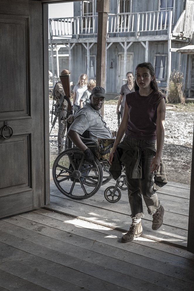 Fear the Walking Dead - End of the Line - Photos - Daryl Mitchell, Alexa Nisenson