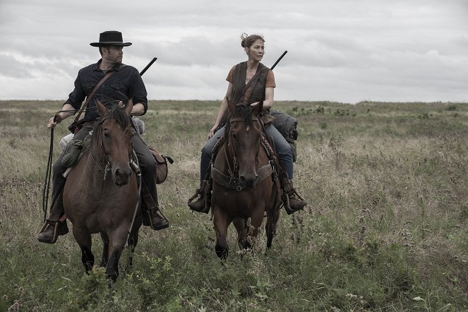 Fear the Walking Dead - Végállomás - Filmfotók - Garret Dillahunt, Jenna Elfman