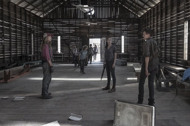 Fear the Walking Dead - Season 5 - End of the Line - Photos - Mo Collins, Alycia Debnam-Carey, Maggie Grace