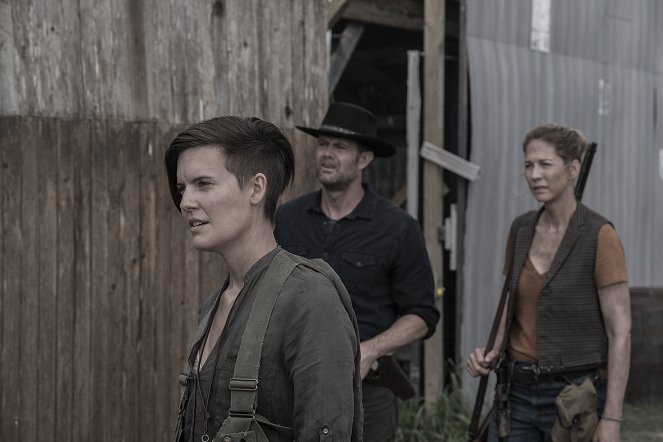Fear the Walking Dead - End of the Line - Photos - Maggie Grace, Garret Dillahunt, Jenna Elfman