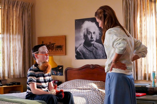 Young Sheldon - Season 3 - Quirky Eggheads and Texas Snow Globes - Van film - Iain Armitage, Zoe Perry