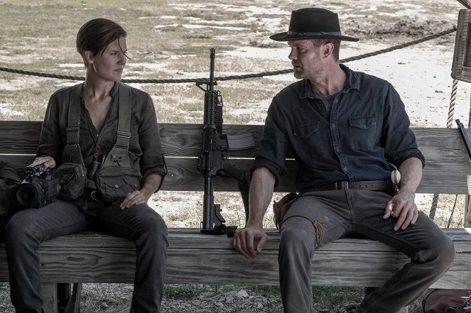 Fear the Walking Dead - Season 5 - End of the Line - Photos - Maggie Grace, Garret Dillahunt